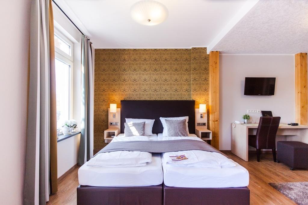 Weinhotel Mayers — Zell