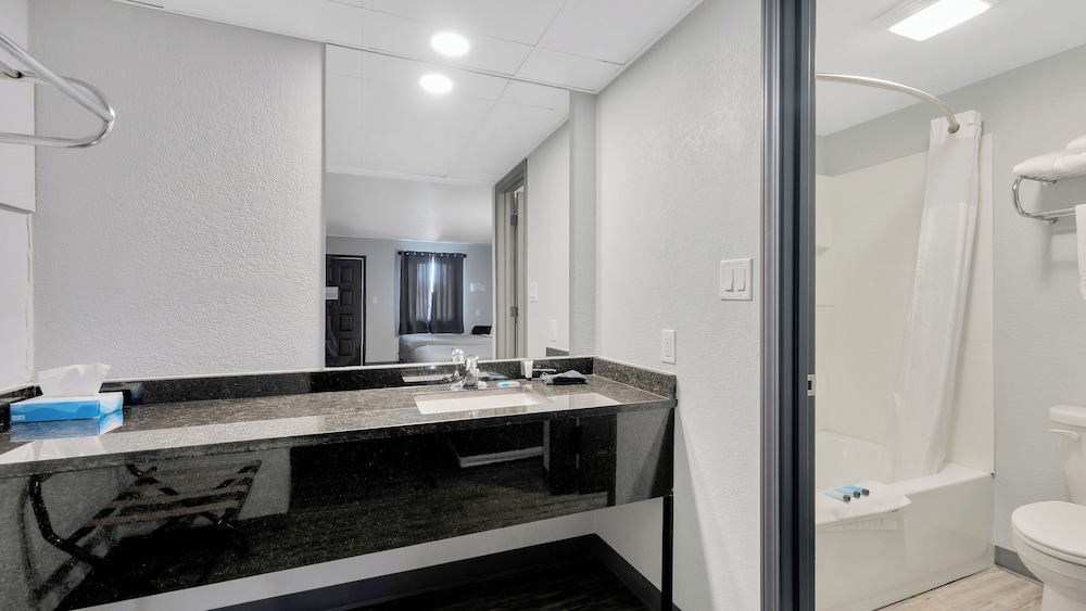 Schmidt's Creek Hotel - photo 20