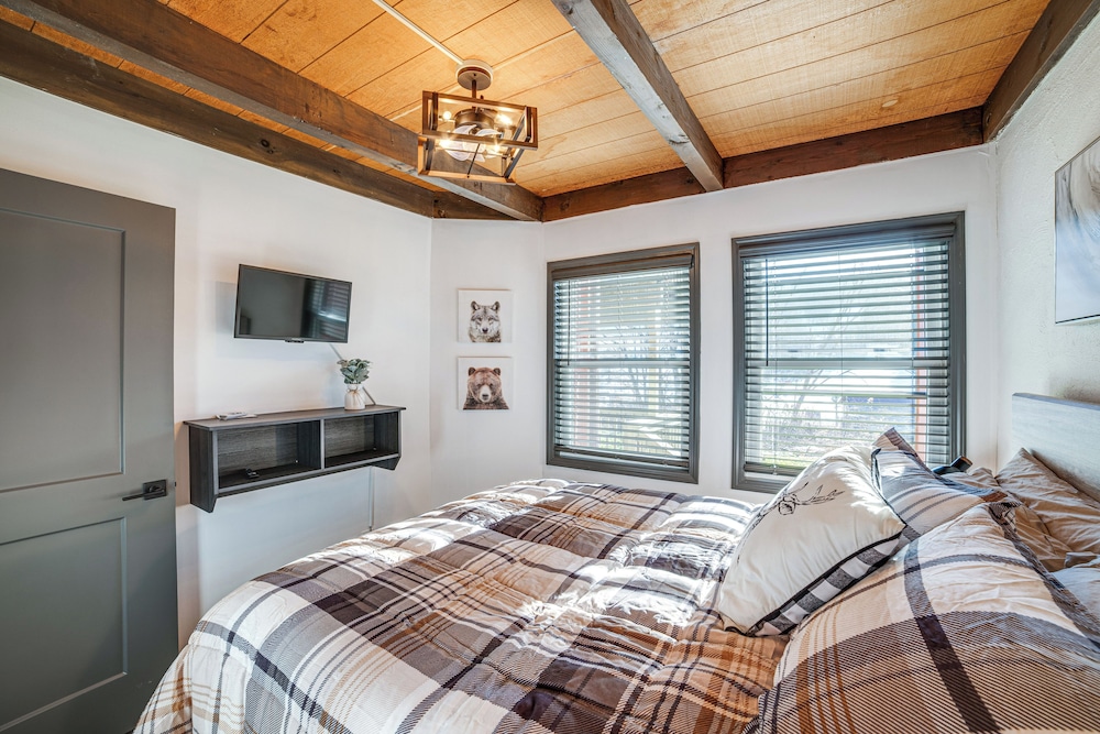 Chic Greek Peak Ski Resort Townhome w Balconies - photo 23