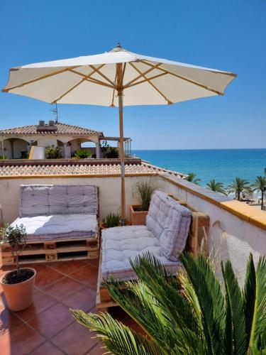 Seafront apartment with rooftop terrace and pool — 4-Star Luxury Hotel in Calafell, Spain