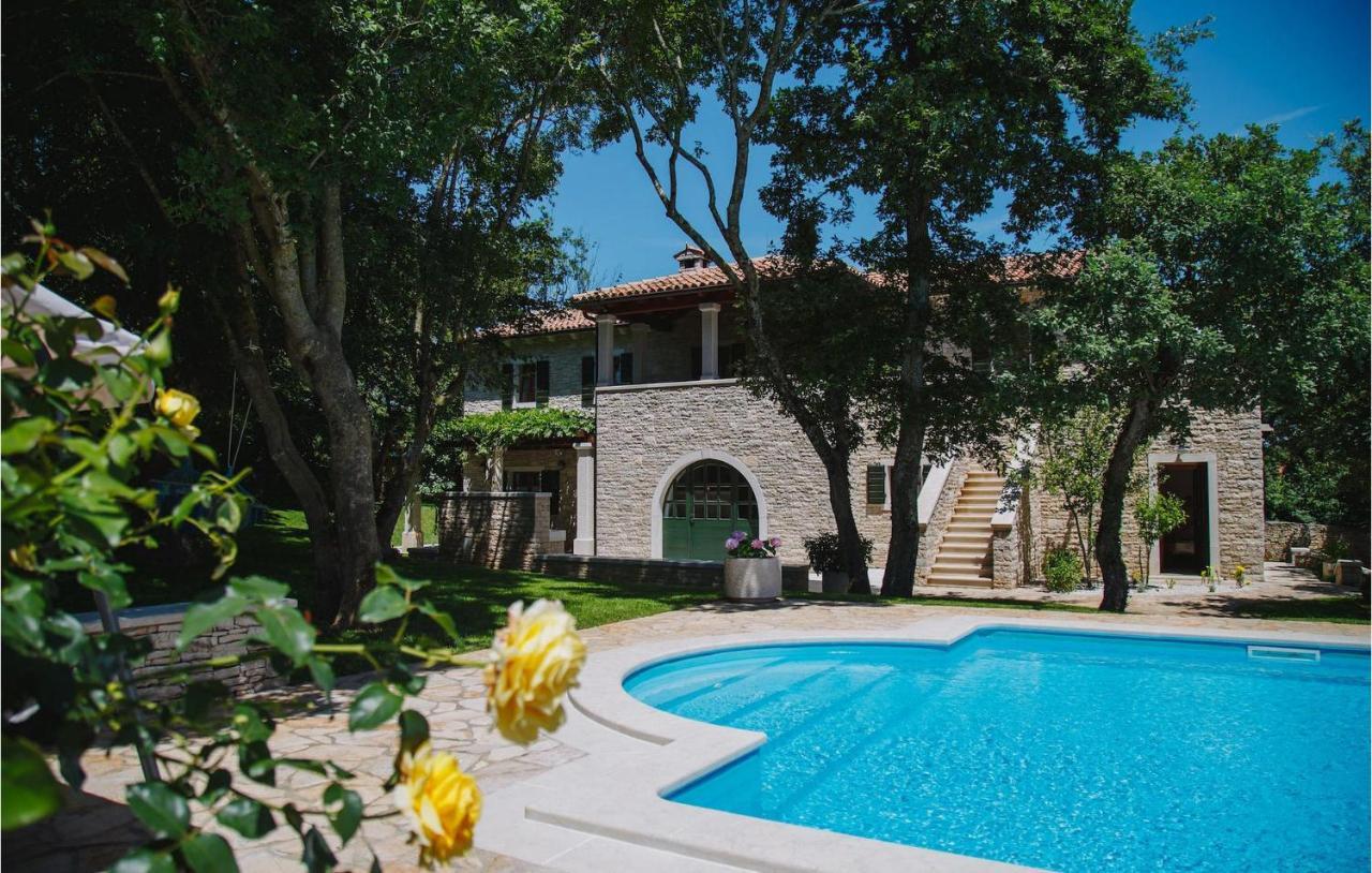Villa Kringa — 4-Star Luxury Hotel in Tinjan, Croatia