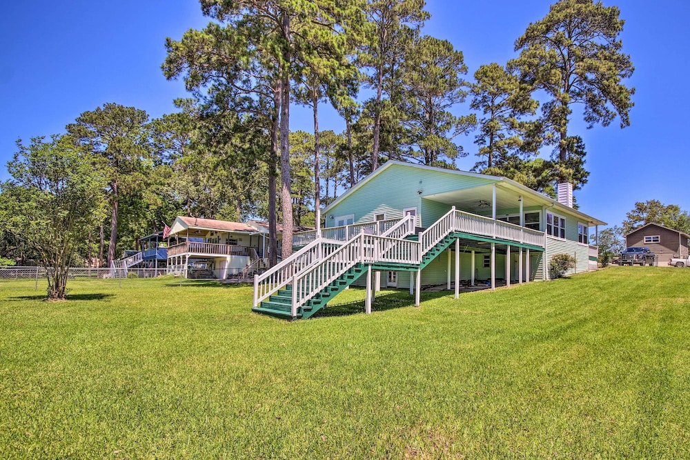 Waterfront Onalaska Retreat with Private Dock — hotel in Blanchard