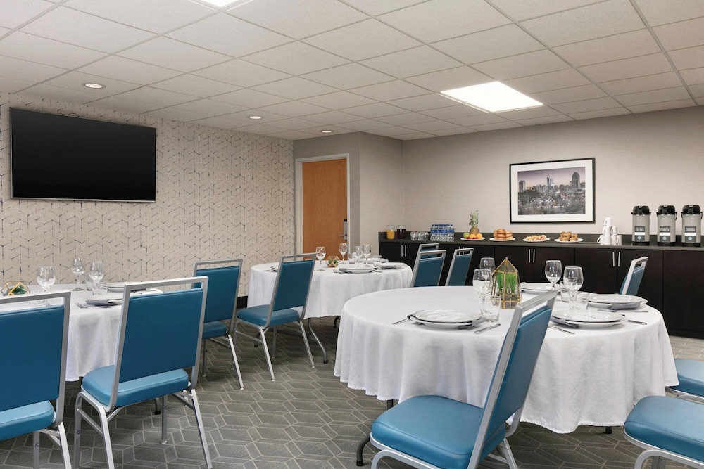 Four Points by Sheraton Raleigh Arena - photo 32