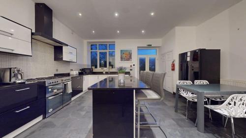 Modern spacious 6 bed in Central Plymouth with Parking in Plymouth, United Kingdom