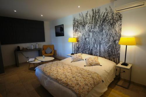 Mas Lou Caloun Chambre d'Hôte face à la piscine en Camargue Les Saintes Maries de la Mer — 4-Star Luxury Hotel in Saintes-Maries-De-La-Mer, France