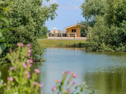 Kingfisher Cabin — 5-Star Luxury Hotel in Croft, United Kingdom