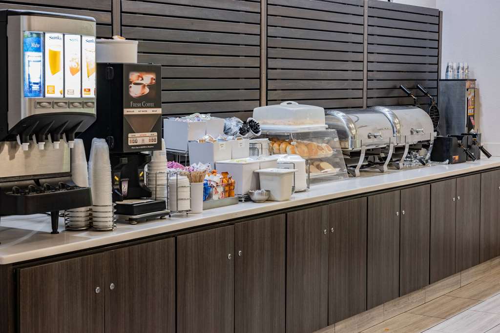 La Quinta Inn & Suites by Wyndham Norfolk - photo 32