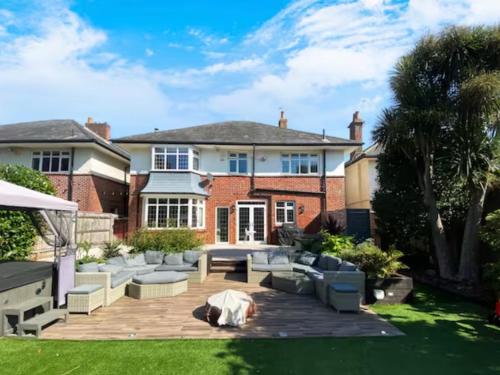 Four Bedroom Family Abode with Hot Tub Garden and BBQ — 4-Star Luxury Hotel in Bournemouth, United Kingdom