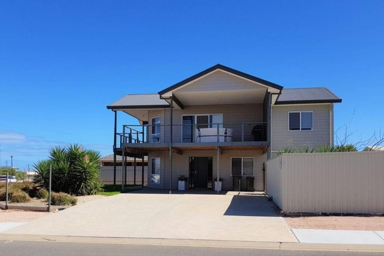 Agape Holiday Home with Pool Table Nbn Internet — 4-Star Luxury Hotel in Wallaroo, Australia