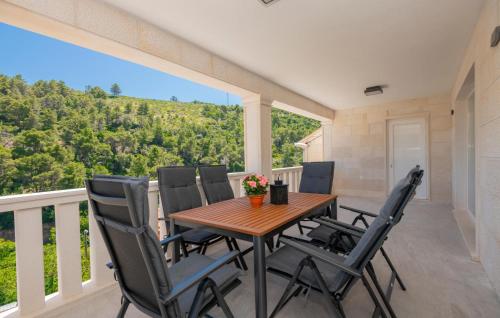 3 Bedroom Beach Front Home In Pucisca — 4-Star Luxury Hotel in Pucisca, Croatia