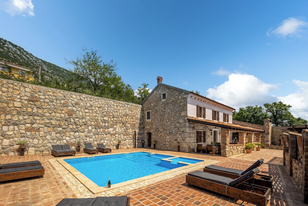 Villa Cupido With Private Pool — 4-Star Luxury Hotel in Veliki Drvenik, Croatia
