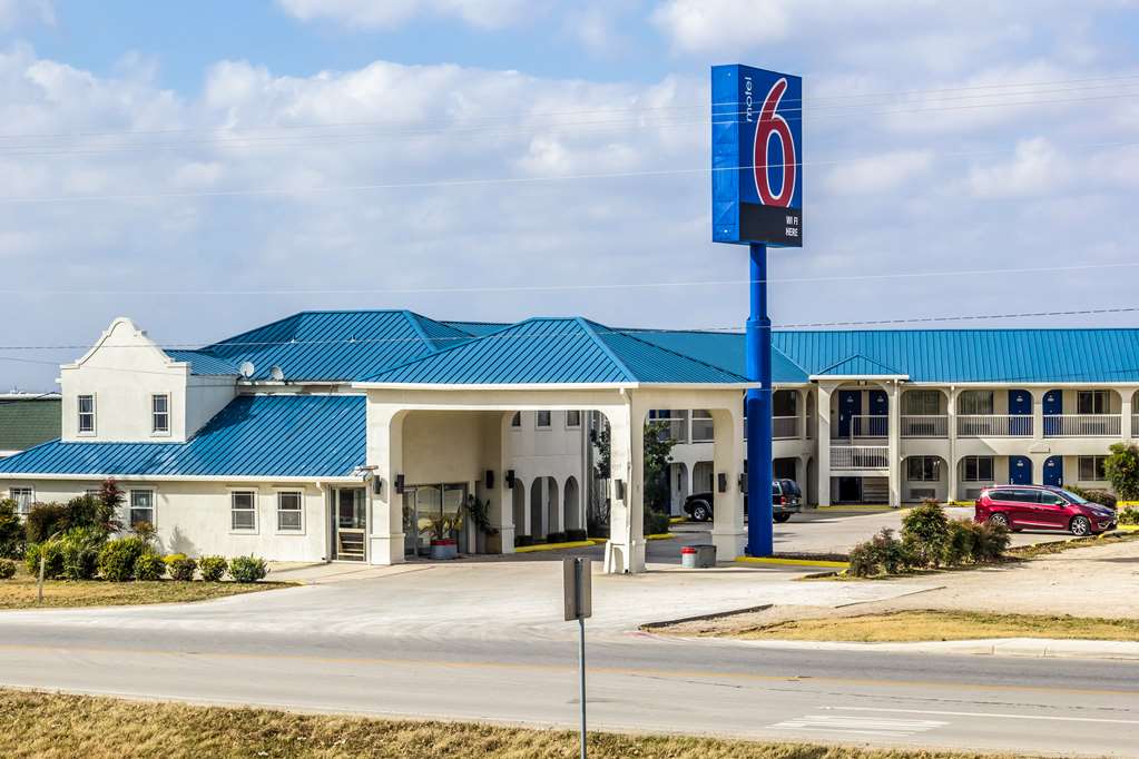 Motel 6 Seguin TX - photo 5