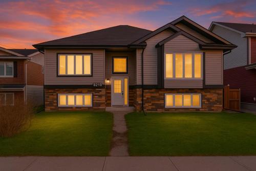 Tropical Oasis King Beds Free Netflix & Parking Fast Wi Fi in Edmonton, Canada