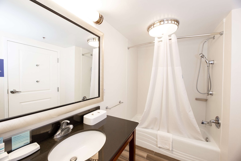 Hampton Inn & Suites Raleigh Cary Lenovo Center - photo 23