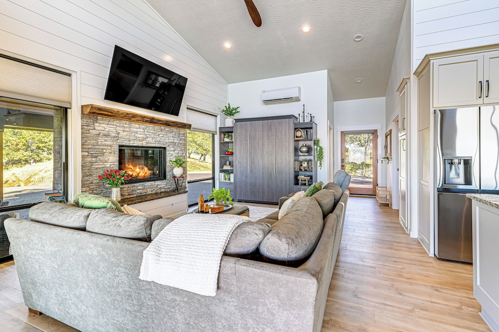 Dreamy Hilltop View Roseburg Wine Country Retreat — Roseburg