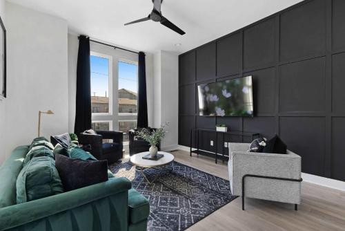 The Sunflower Mins to Broadway And Rooftop Patio — 4-Star Luxury Hotel in Nashville, United States