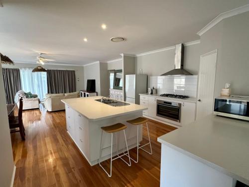 Lazy Daze on Davies — hotel in Broadwater