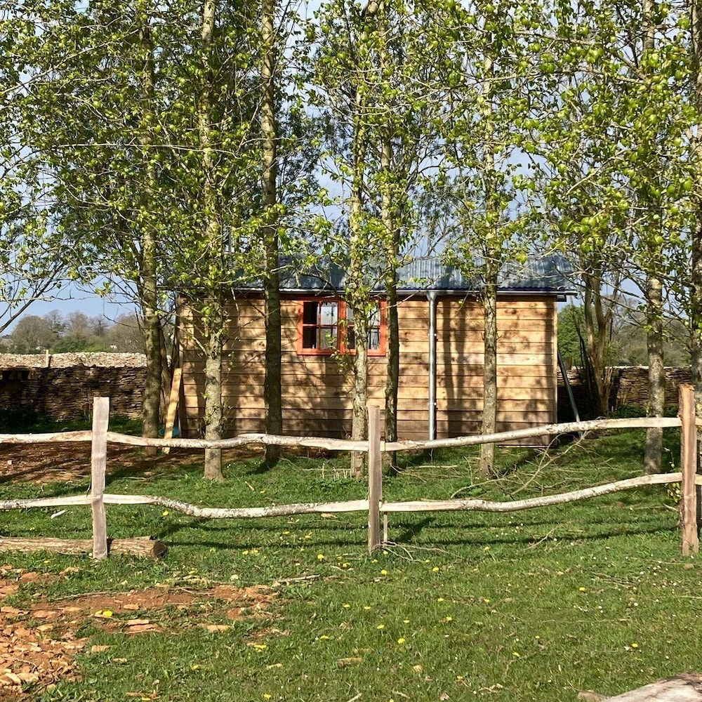 Secluded Shepherd's Hut - carbon neutral hotel in Stroud