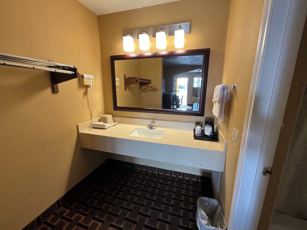 Executive Inn & Suites - photo 24