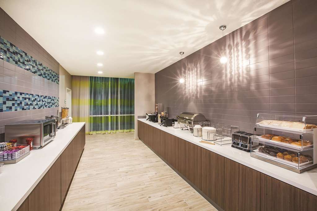 La Quinta Inn & Suites by Wyndham Wichita Northeast - photo 27