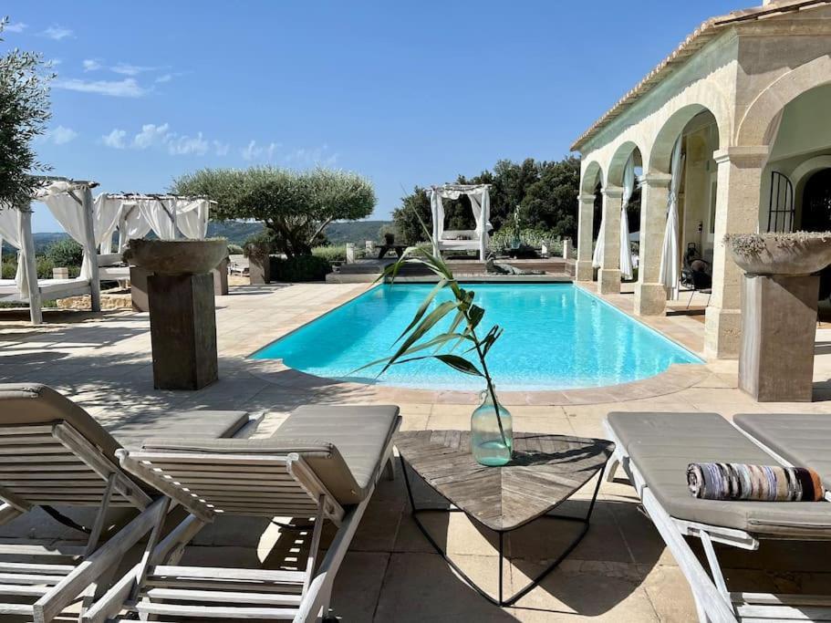 Luxury Villa in Front of the Famous Pont Du Gard. — 4-Star Luxury Hotel in Castillon-Du-Gard, France