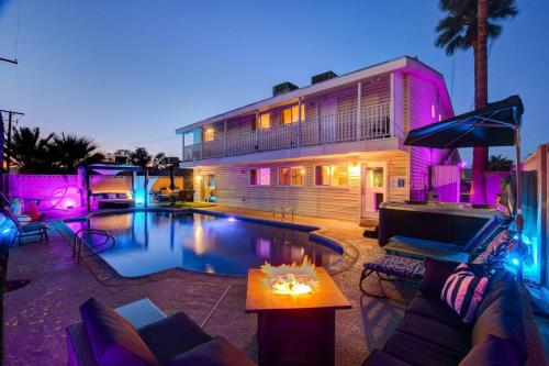 Large House 15 Beds Heated Pool Hot Tub BBQ Close to Strip
