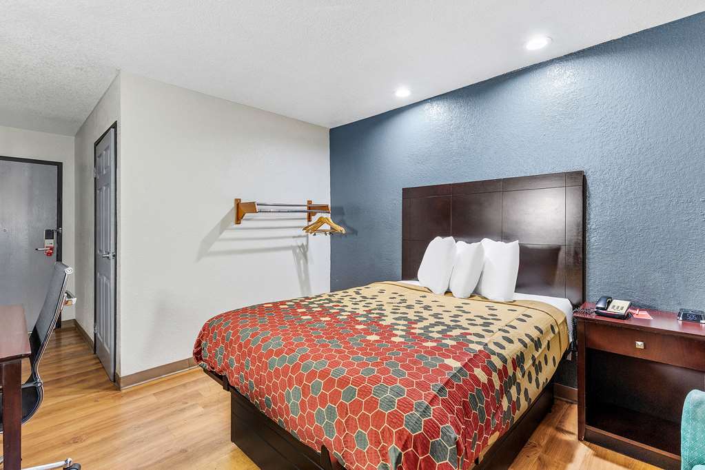 Econo Lodge Akron Copley Northwest - photo 14