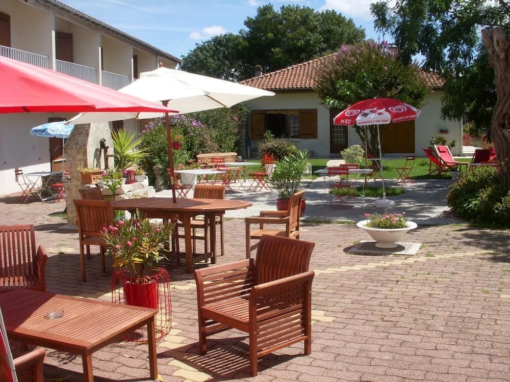 Hotel Les Vieux Acacias in Lesparre-Medoc, France