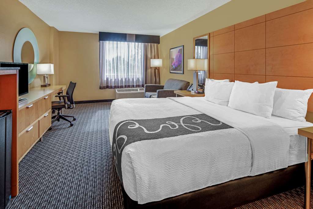 La Quinta Inn & Suites by Wyndham Naples Downtown - photo 14