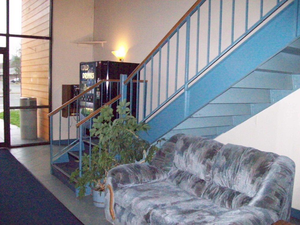 Courtesy Inn - photo 2