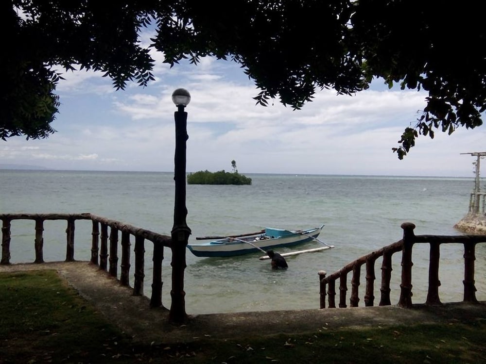 Larville Pool Garden Resort & Restaurant — hotel in Alcoy