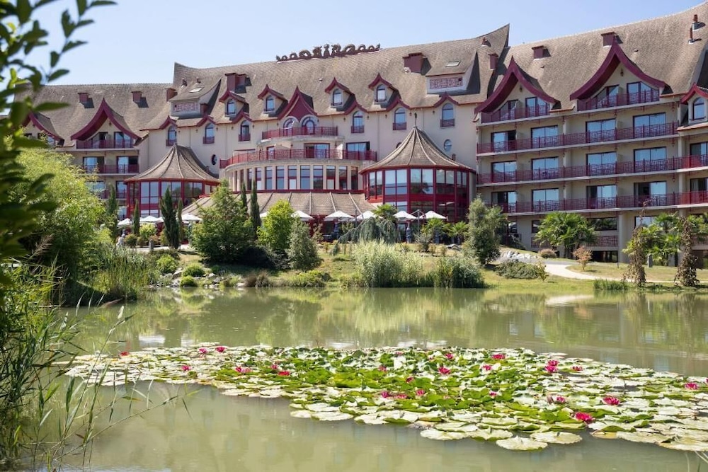 Les Pagodes de Beauval - carbon neutral hotel in Seigy