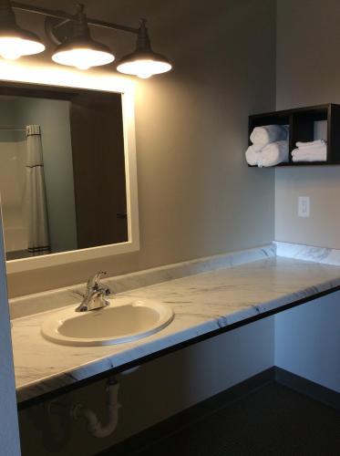 Scenic Shore Inn - photo 49