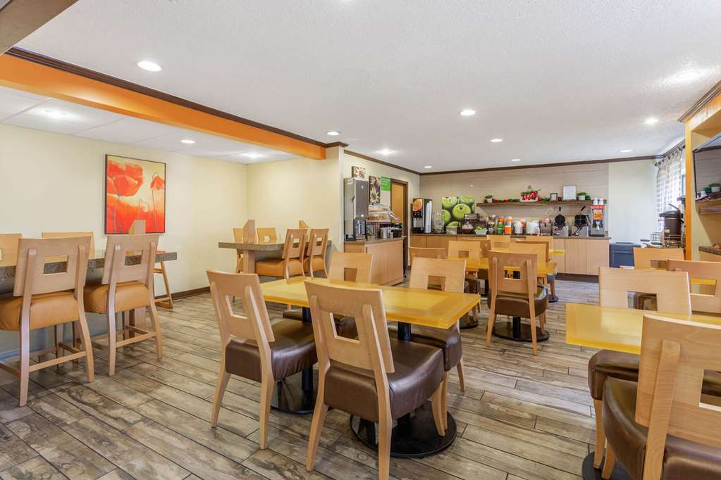 La Quinta Inn & Suites by Wyndham Chicago Tinley Park - photo 44