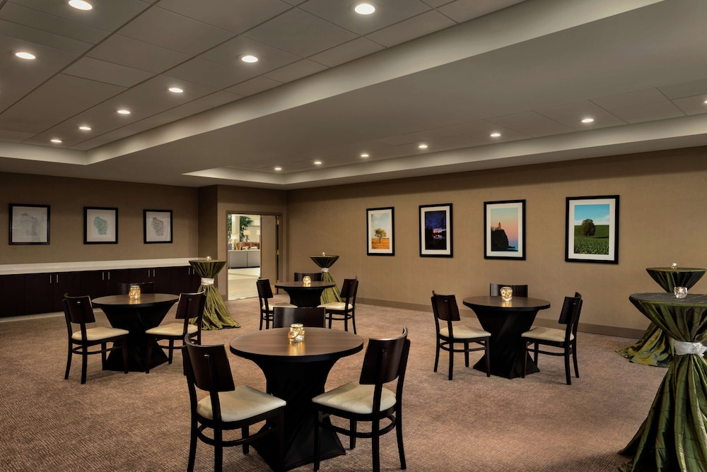 Embassy Suites by Hilton Milwaukee Brookfield - photo 95