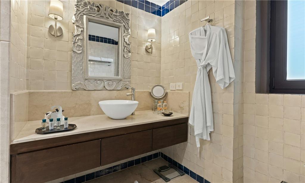 Grand Class Suite bathroom
