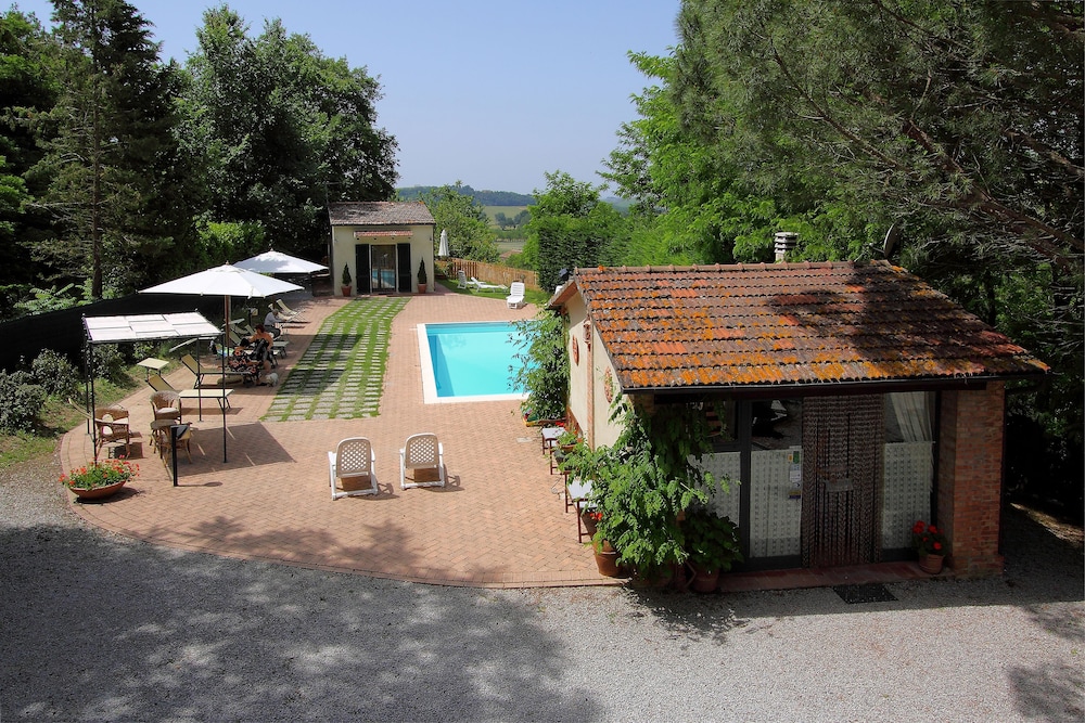 Agriturismo Paradiso — 4-Star Luxury Hotel in Asciano, Italy