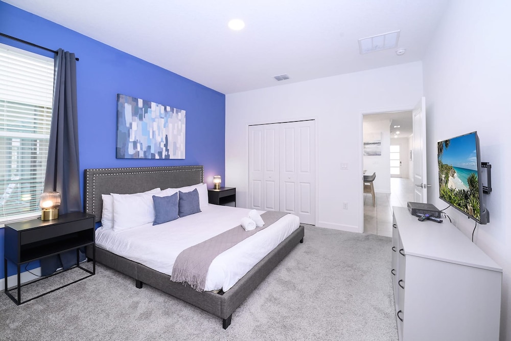 Bright & Airy 5BR Resort Home with Pool - photo 25