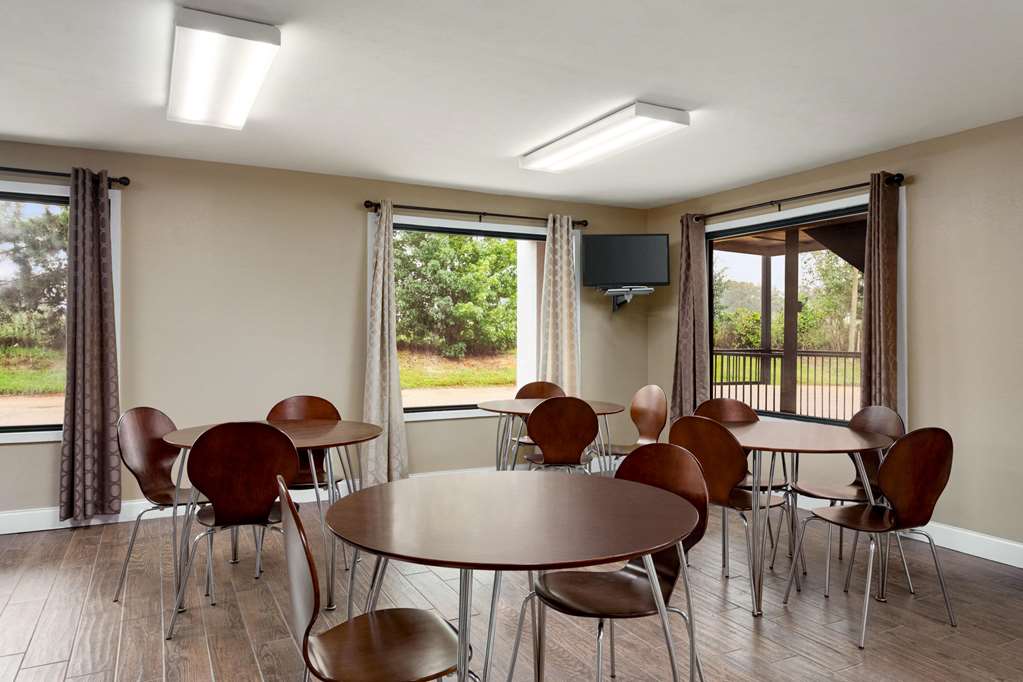 Super 8 by Wyndham Brookhaven - photo 4