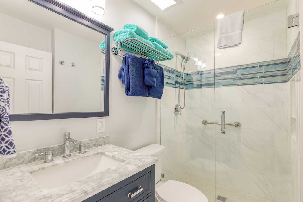 Bahamian Reed by Avantstay Walk to Everything w Community Pool Month Long Stays Only - photo 22