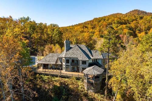 Mountain Bliss: Estate w Views FirePit Hot Tub Gburg 5min 3 Pools in Gatlinburg, United States