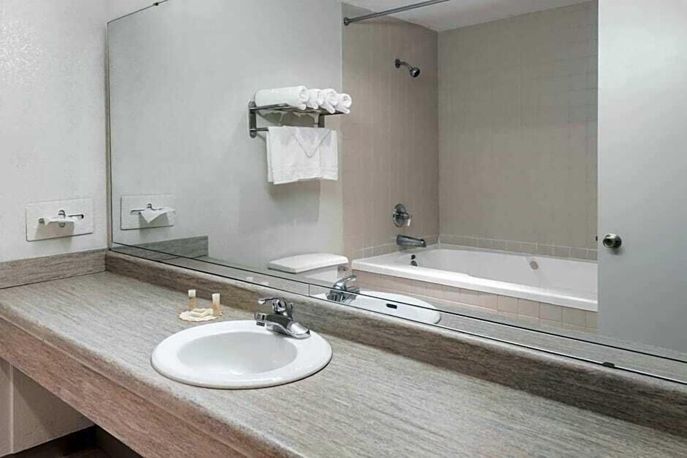 Days Inn by Wyndham Bloomington - photo 9