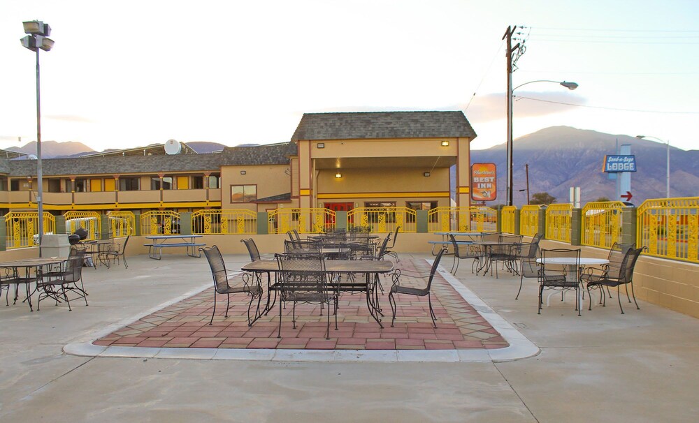 America's Best Inn & Suites Hawthorne - photo 11