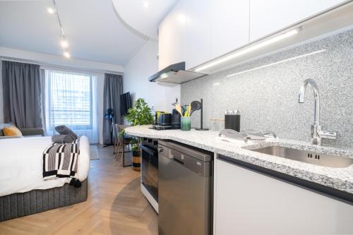 905 Zeeland Pier 9th Floor Premium Studio with FREE Parking