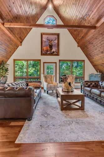 Star Gazer Luxury A Frame Wood Cabin. Near York Harrisburg Hershey Lancaster — 4-Star Luxury Hotel in Goldsboro, United States