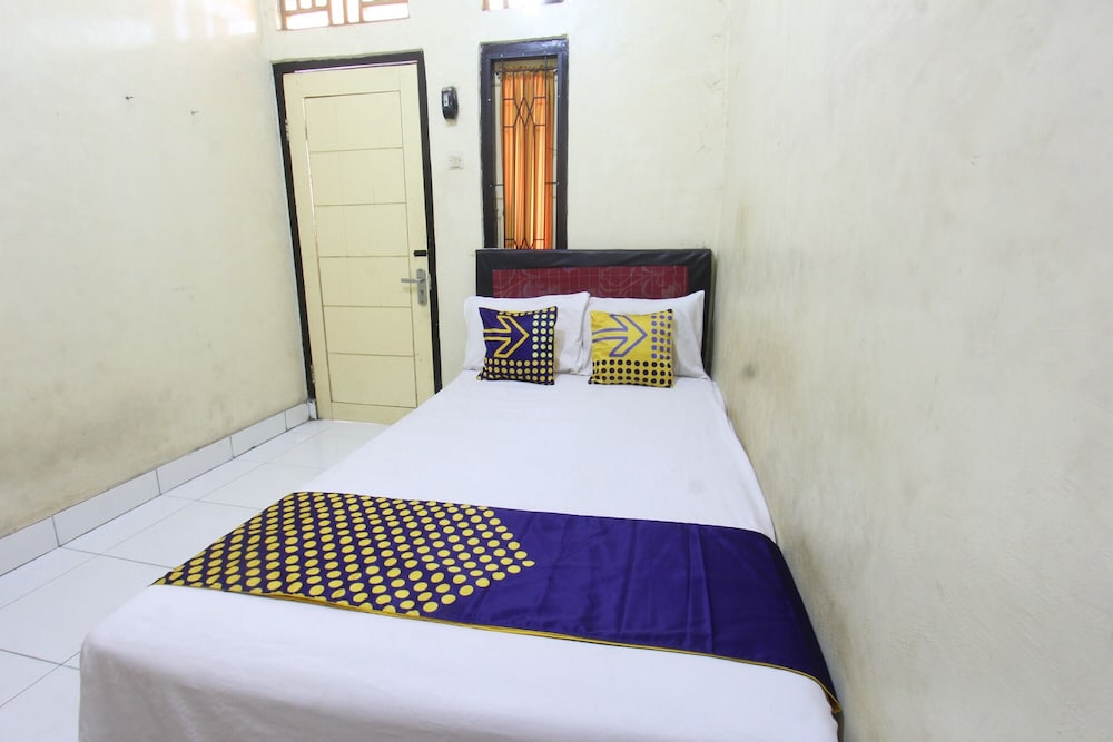 Oyo Life 93260 Bale Kosan in Tanjung, Indonesia