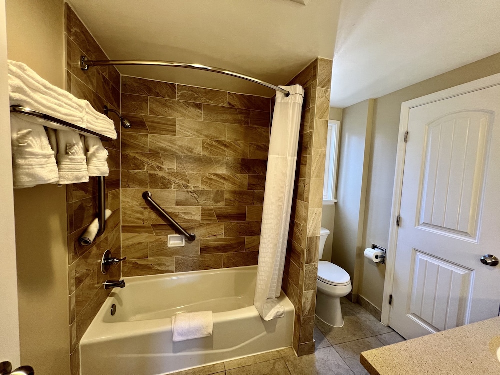 Aura Inn Monterey - photo 93