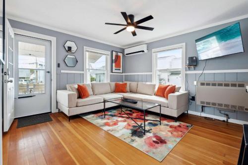 Blinkin Beach House Newly Renovated Steps to Beach — 4-Star Luxury Hotel in Hampton, United States