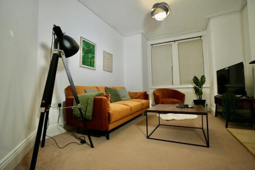 Spacious two bedrooms house private parking contractors relocators — 4-Star Luxury Hotel in Oxford, United Kingdom