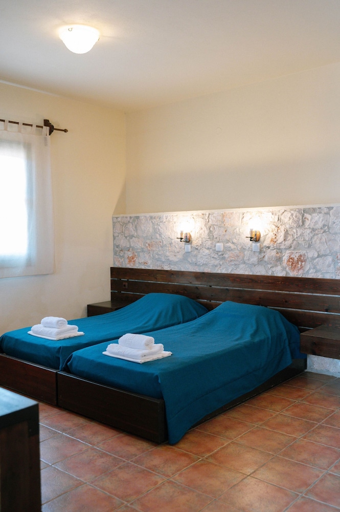 Cozy Gem With Access to a Sparkling Shared Pool — Samos — photo 5